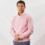 Osborne Heren Trui V-Hals Lamswol OMVS PINK model in casual outfit met roze trui.