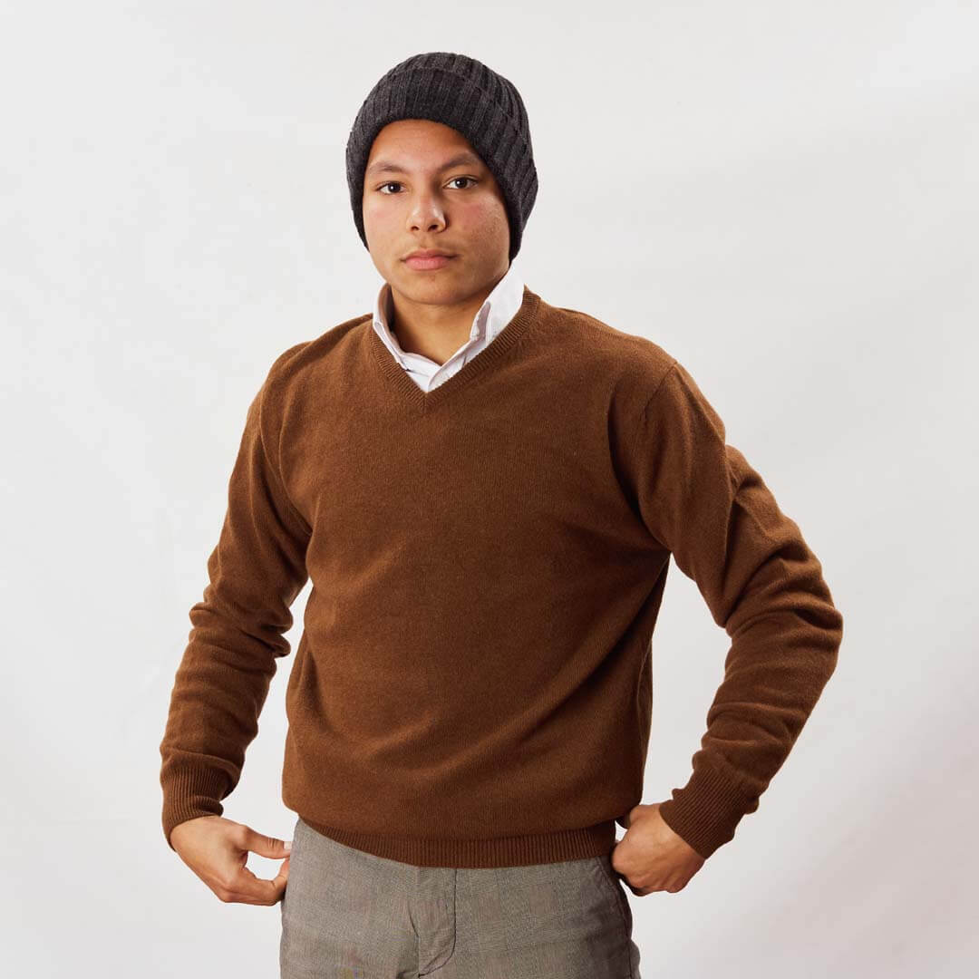 Osborne Heren Trui V-Hals Lamswol OMVS SPANI in bruin, gecombineerd met een muts, stijlvol en comfortabel.
