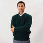 Osborne Heren Trui V-Hals Lamswol OMVS TARTAGRE gedragen door man in groene trui met V-hals en polo.