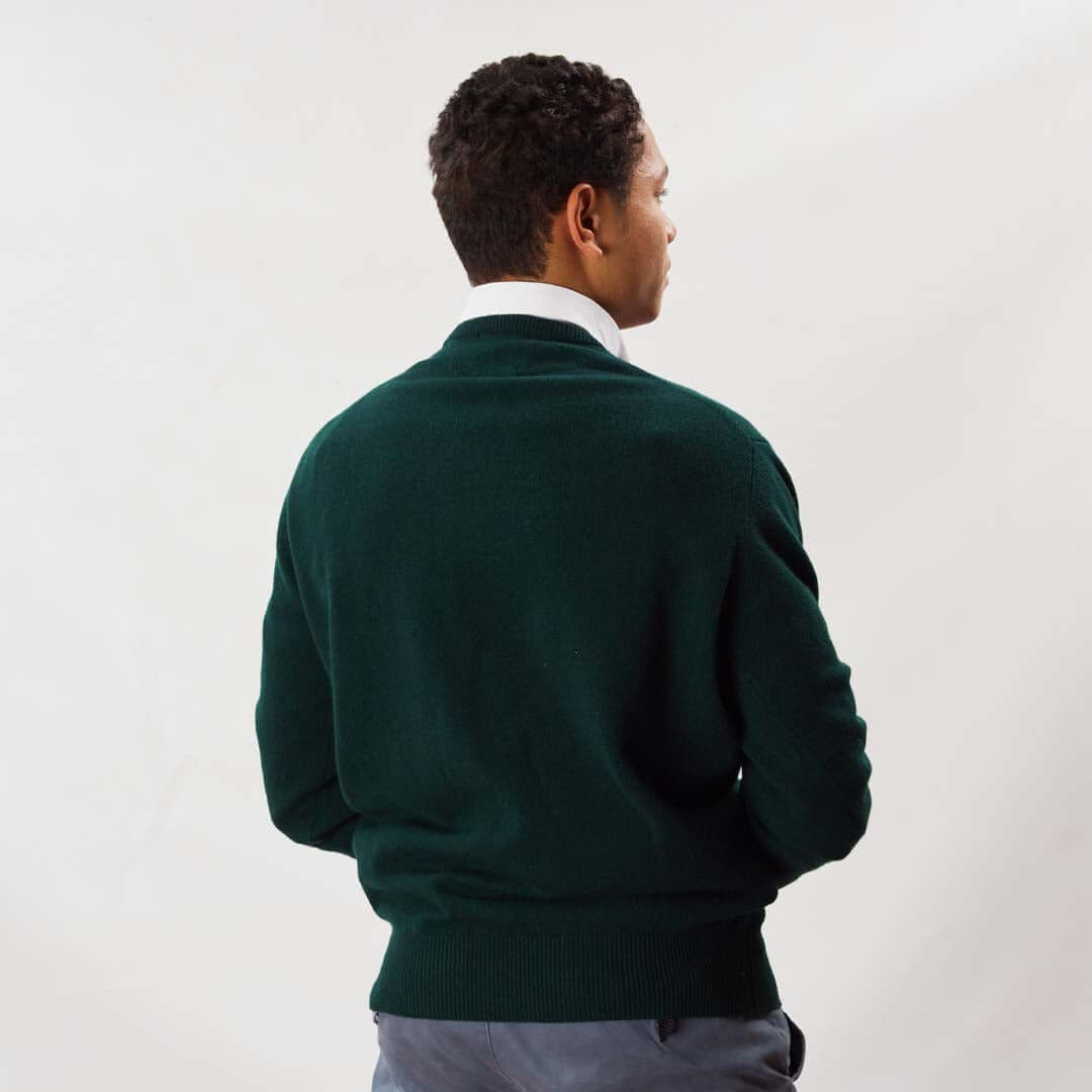 Osborne Heren Trui V-Hals Lamswol OMVS TARTAGRE in donkergrüne kleur, gezien van achteren.