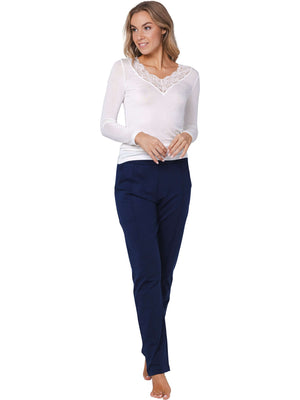 Pastunette Relax Broek Dames 151199-101-1  520 Dark Blue in combinatie met een wit shirt.
