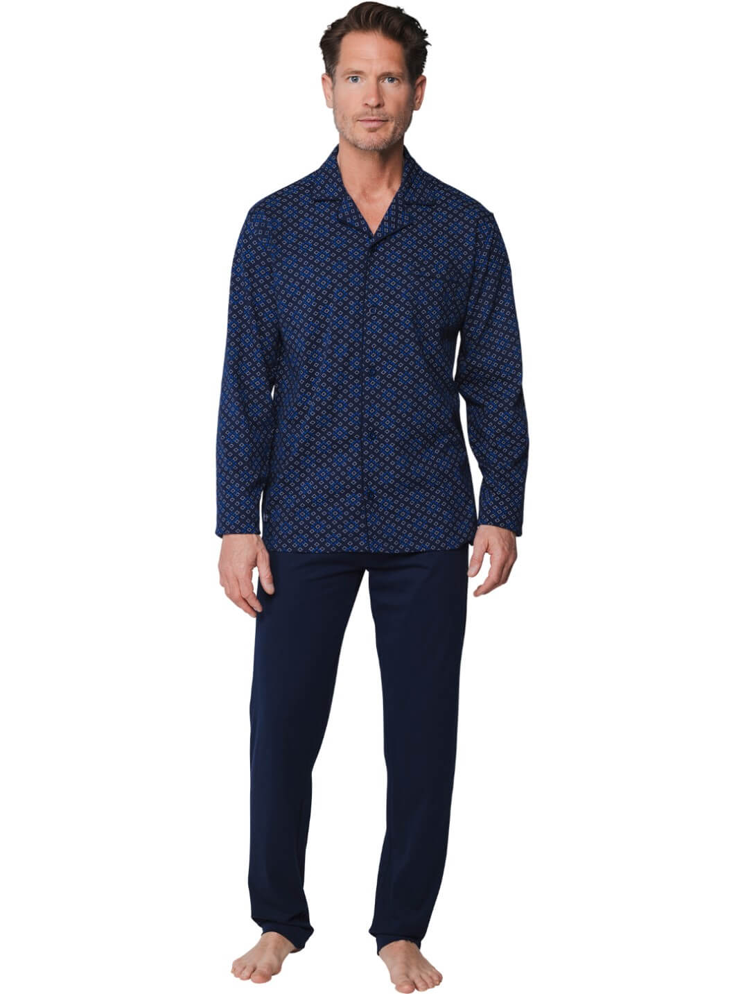Pastunette Tweedelige Doorknoop Pyjama Heren 122199-510-2 520 Dark Blue gedragen door man met een grafisch design pyjamajasje.