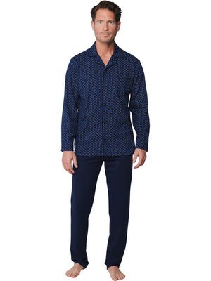 Pastunette Tweedelige Doorknoop Pyjama Heren 122199-510-2 520 Dark Blue gedragen door man met een grafisch design pyjamajasje.