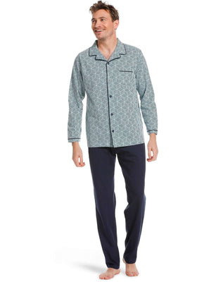 Man in een groene heren doorknoop pyjama van Pastunette met grafisch print en donkerblauwe details.