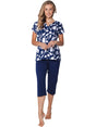 Pastunette Tweedelige Pyjama Midnight Mosaic Dames 121261-150-1 520 Dark Blue model in donkerblauwe pyjama met V-hals.