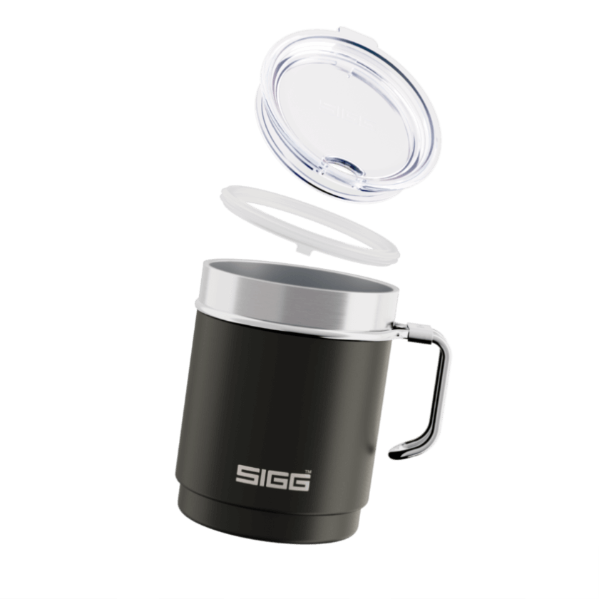 SIGG Travel Mug 0.3L Nightblack GT6053.80 met deksel in de lucht en handvat, perfect voor onderweg.