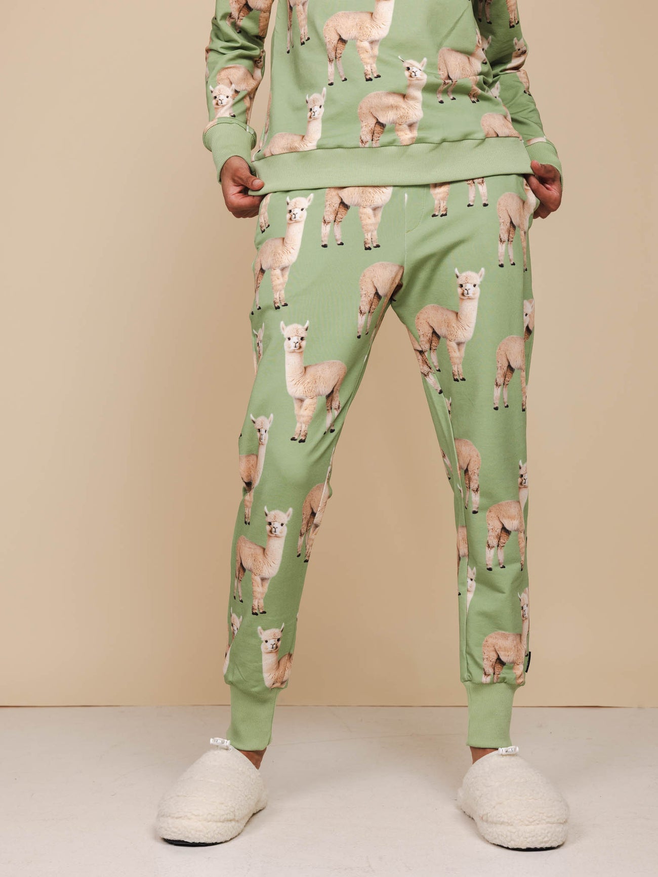 SNURK Alpaca Meadow Broek Unisex met een grappige Alpacaprint en comfortabel biologische katoen.