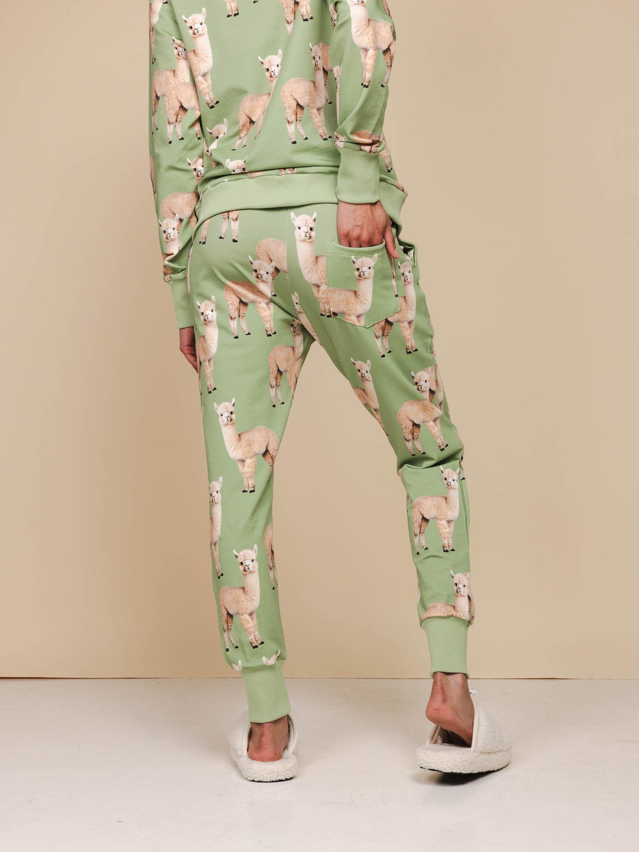 SNURK Alpaca Meadow Broek Unisex met grappige Alpacaprint, comfortabel en casual unisex joggingbroek.
