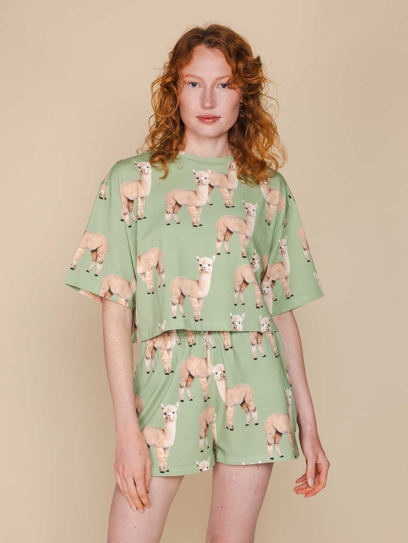 SNURK Alpaca Meadow Cropped T-Shirt Dames met alpacaprint, perfect voor relaxen of slapen.