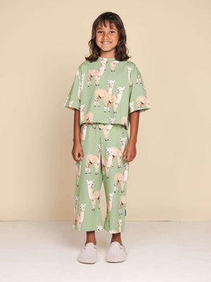 SNURK Alpaca Meadow Cropped T-Shirt Kids, schattige Alpacaprint op een kind in comfortabele pyjama.