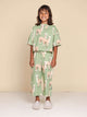 SNURK Alpaca Meadow Cropped T-Shirt Kids, schattige Alpacaprint op een kind in comfortabele pyjama.