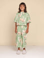 SNURK Alpaca Meadow Cropped T-Shirt Kids, schattige Alpacaprint op een kind in comfortabele pyjama.