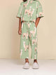 SNURK Alpaca Meadow Cropped T-Shirt Kids met schattige Alpacaprint in een groen pyjama set voor kinderen.