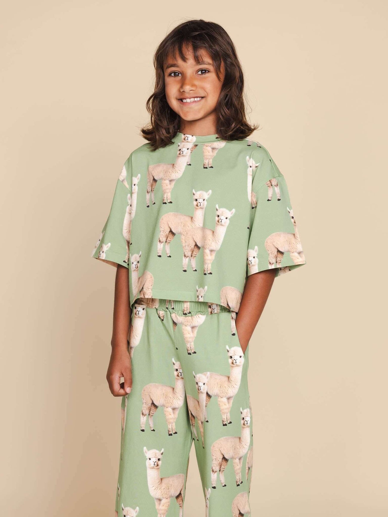 SNURK Alpaca Meadow Cropped T-Shirt Kids met schattige alpacaprint, perfect voor bed en school.