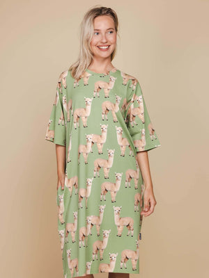 SNURK Alpaca Meadow Relaxed T-Shirt Dress One Size Dames met alpacaprint in zachte bio katoen.