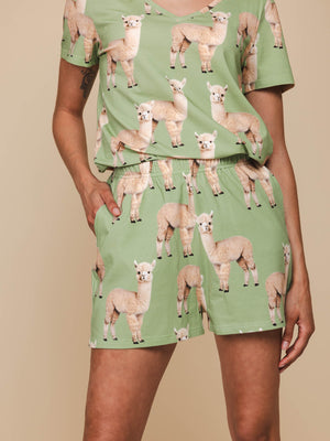 SNURK Alpaca Meadow Short Dames in zachte bio-katoen met alpacaprint, ideaal om in te loungen.