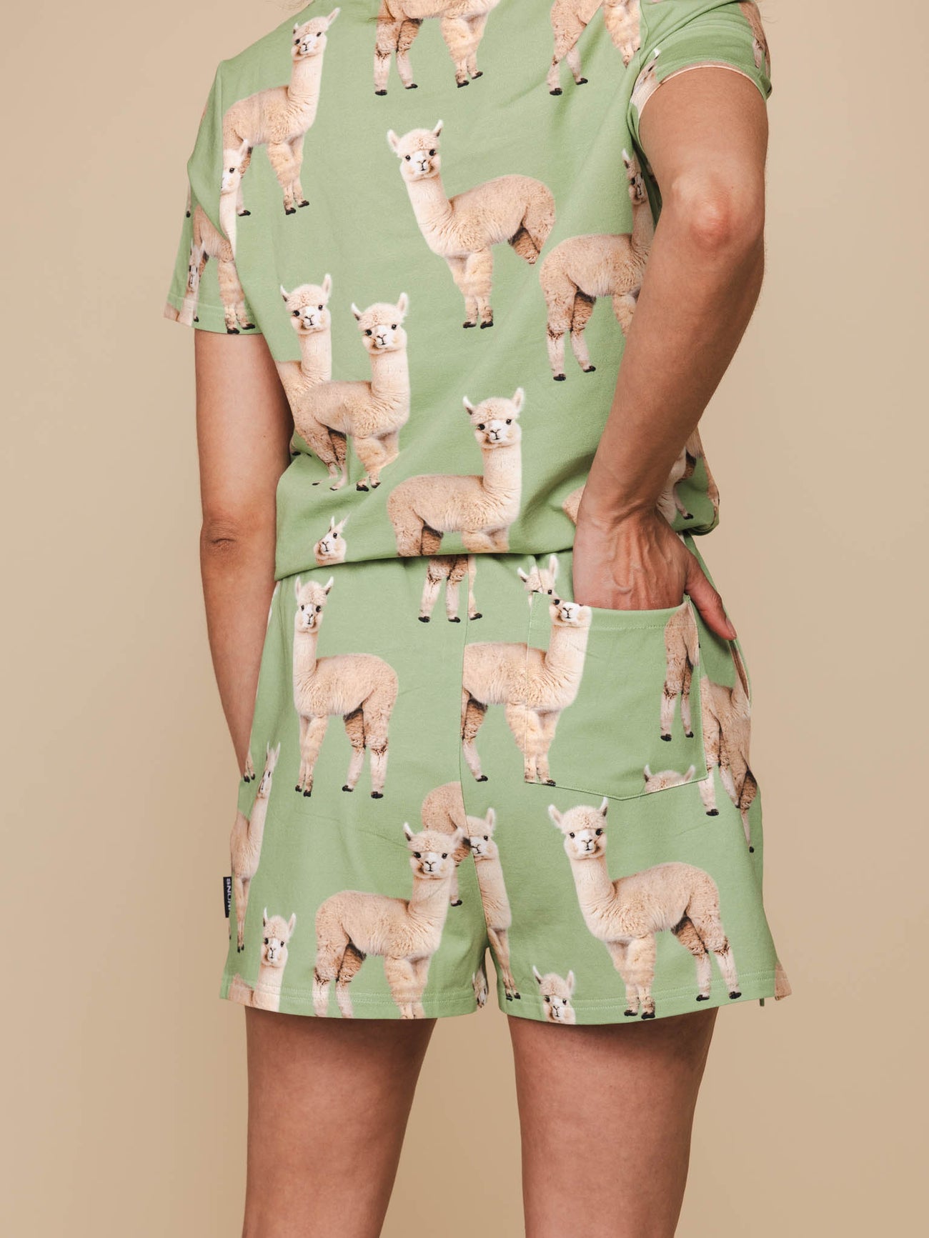 SNURK Alpaca Meadow Short Dames met alpacaprint, comfortabele lounge outfit voor dames.