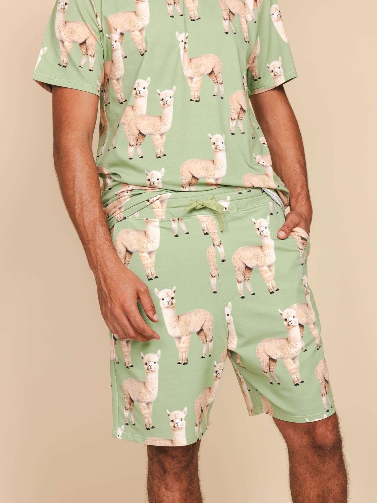 SNURK Alpaca Meadow Shorts Heren met grappige alpacaprint, relaxte fit en diepe zakken.