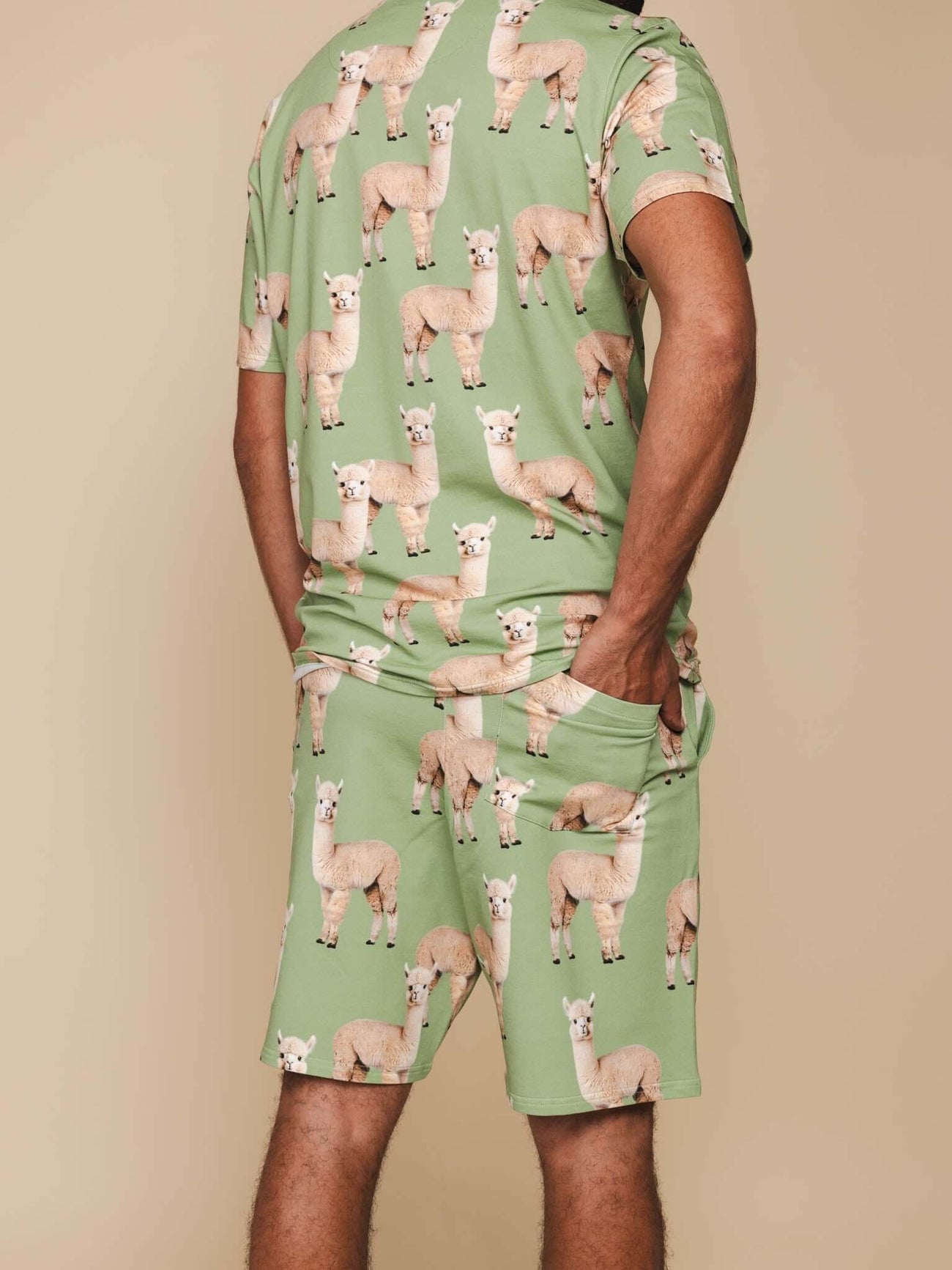 SNURK Alpaca Meadow Shorts Heren met grappige alpacaprint, relaxte fit en diepe steekzakken.