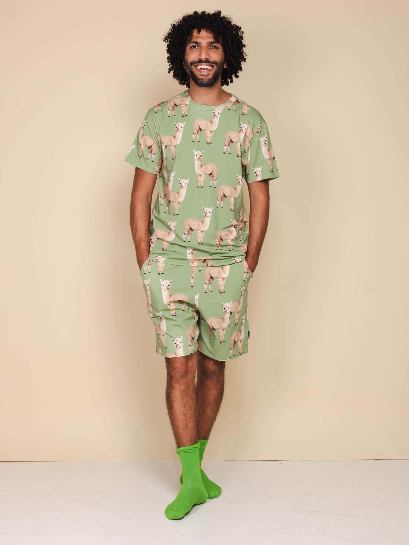 SNURK Alpaca Meadow Shorts Heren met alpacaprint, relaxte fit, diepe zakken en trekkoord in taille.