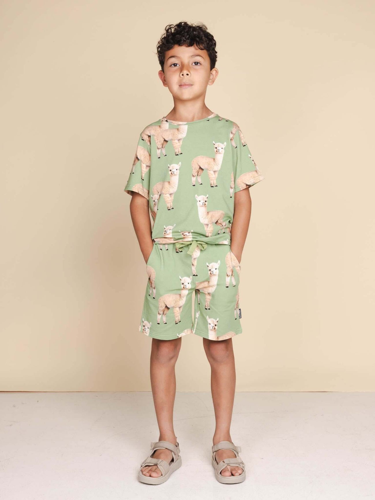 Kind in SNURK Alpaca Meadow Shorts Kids met schattige Alpacaprint en relaxte fit.