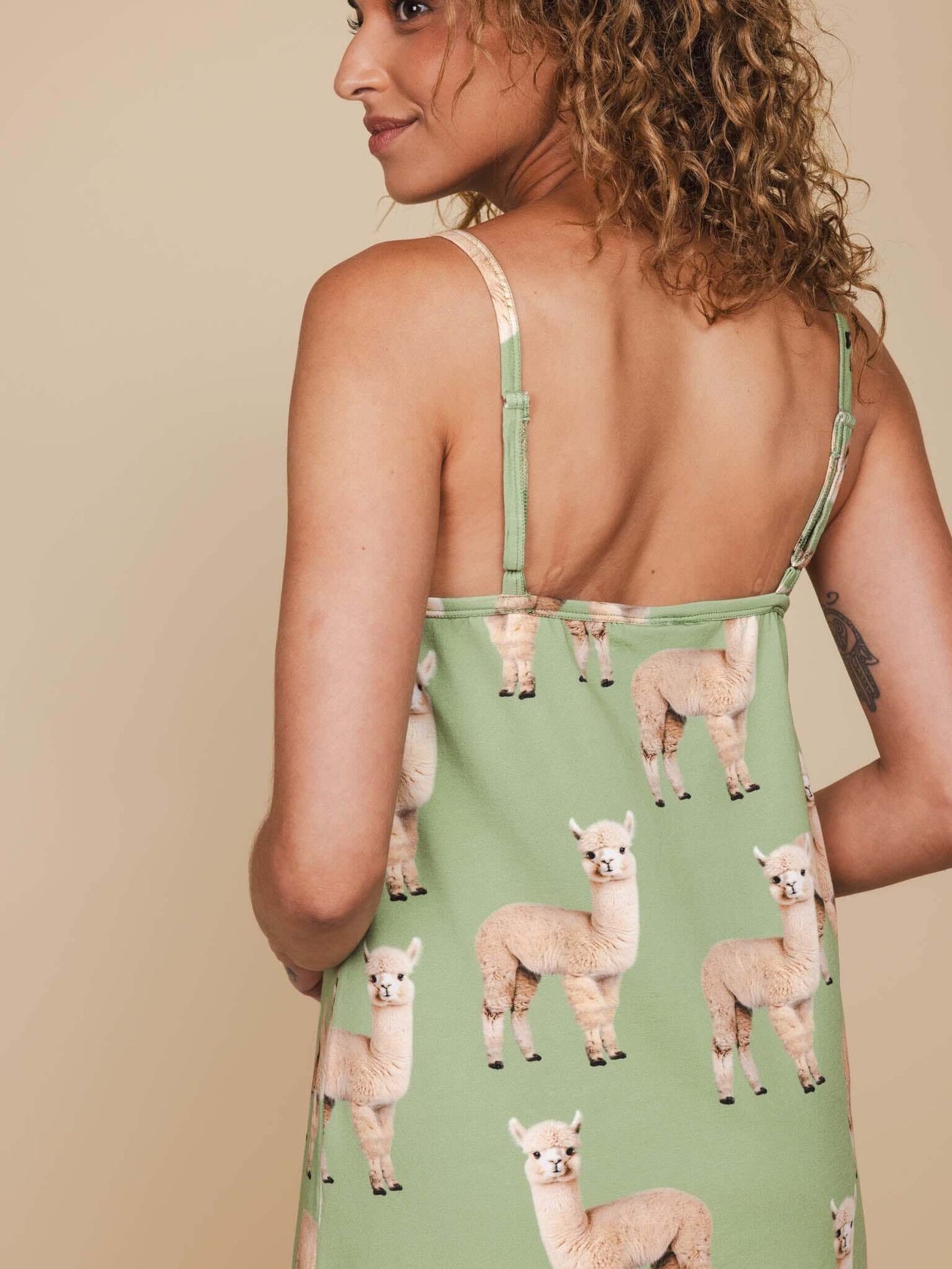 SNURK Alpaca Meadow Strap Dress Dames met alpacaprint, luchtig en perfect voor warme zomernachten.