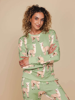 Model met een SNURK Alpaca Meadow Sweater Dames, lichtgroene trui met alpacaprint.