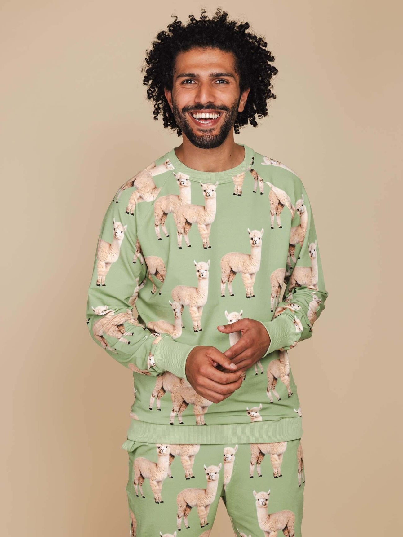 Man in SNURK Alpaca Meadow Sweater Heren met alpacaprint, perfect voor comfort en stijl.