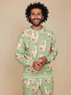 Man in SNURK Alpaca Meadow Sweater Heren met alpacaprint, perfect voor comfort en stijl.