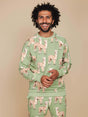 Man in SNURK Alpaca Meadow Sweater Heren met alpacaprint, perfect voor comfort en stijl.