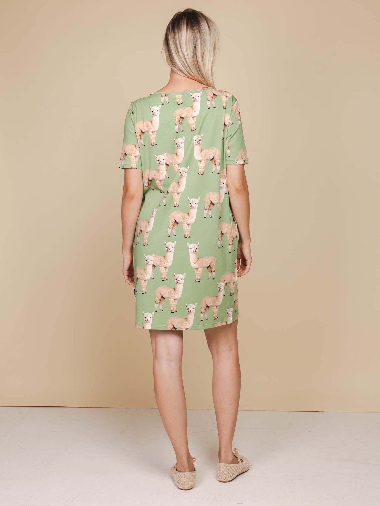 SNURK Alpaca Meadow T-shirt Dress Dames versie van achter met alpacaprint in zachte katoen.