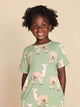 Kind geniet in een SNURK Alpaca Meadow T-shirt Dress Kids met schattige alpaca print.