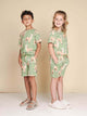 Kinderen in SNURK Alpaca Meadow T-shirt Kids met alpacaprint, relaxte pasvorm, biologische katoen.