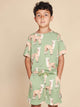 Jongen draagt SNURK Alpaca Meadow T-shirt Kids met alpacaprint op een beige achtergrond.