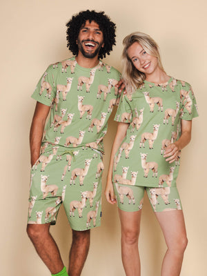 SNURK Alpaca Meadow T-shirt Unisex met alpacaprint voor heren en dames in vrolijke setting.
