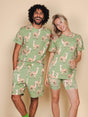 SNURK Alpaca Meadow T-shirt Unisex met alpacaprint voor heren en dames in vrolijke setting.