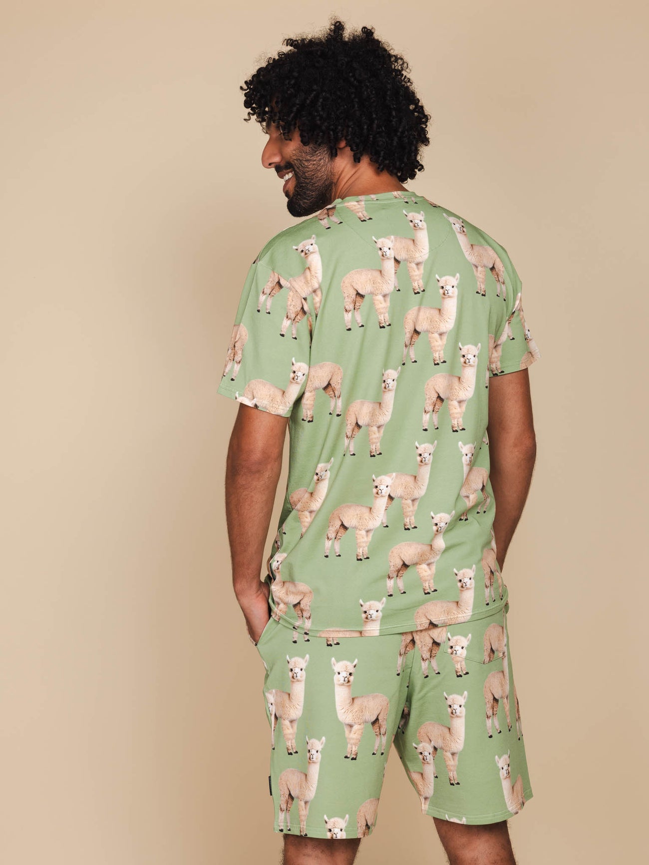 SNURK Alpaca Meadow T-shirt Unisex met alpacaprint op groene achtergrond, geschikt voor heren en dames.