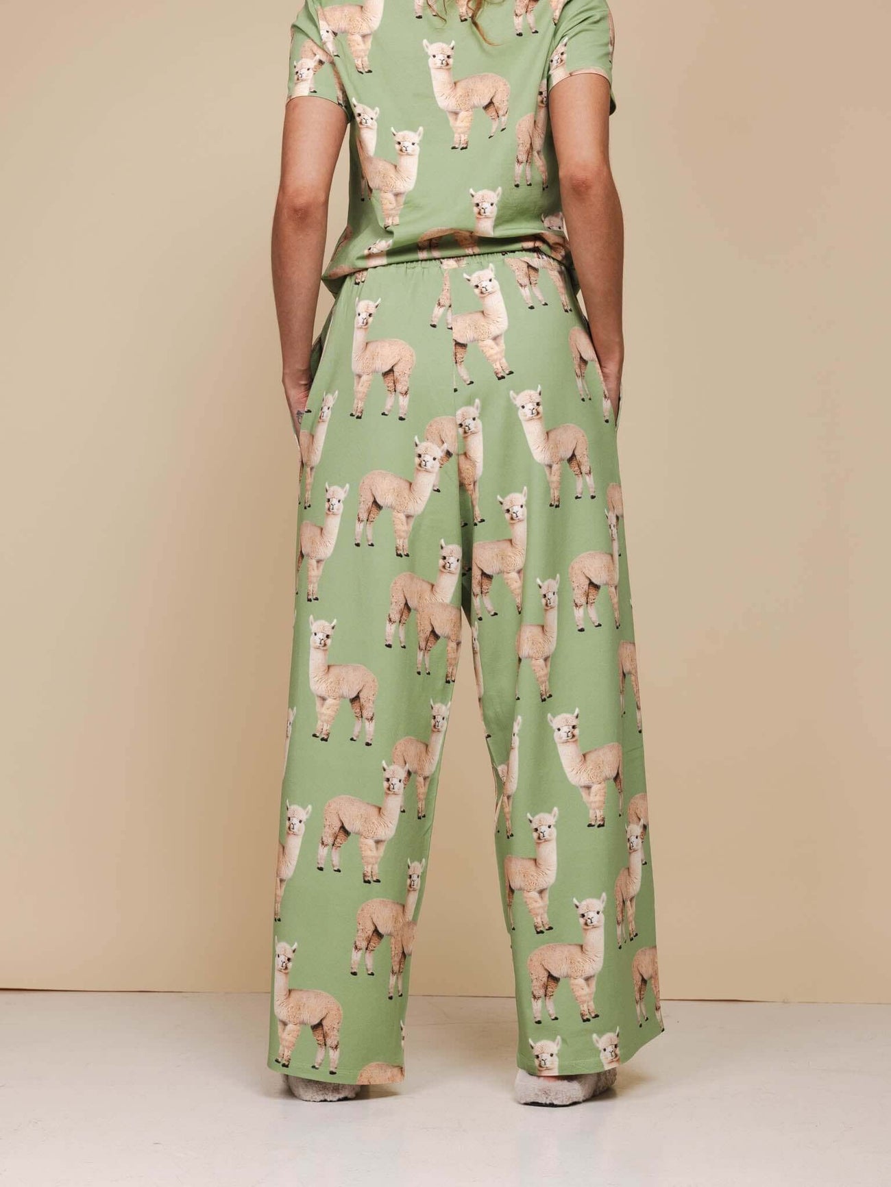 SNURK Alpaca Meadow Wijde Broek Dames met een leuke alpacaprint op groene achtergrond