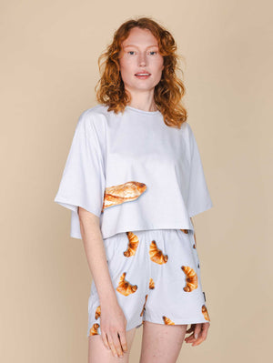 SNURK Baguette Cropped T-Shirt Dames met vrolijke stokbroodprint op een vrouwelijke model.