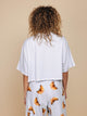 SNURK Baguette Cropped T-Shirt Dames, achteraanzicht van een wit cropped T-shirt met croissant print broek.
