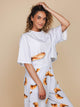 Model in SNURK Baguette Cropped T-Shirt Dames met stokbroodje en croissant print.