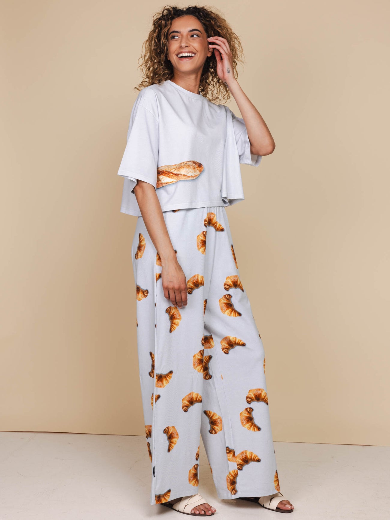 SNURK Baguette Cropped T-Shirt Dames gecombineerd met een vrolijke croissant broek.