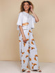 SNURK Baguette Cropped T-Shirt Dames gecombineerd met een vrolijke croissant broek.
