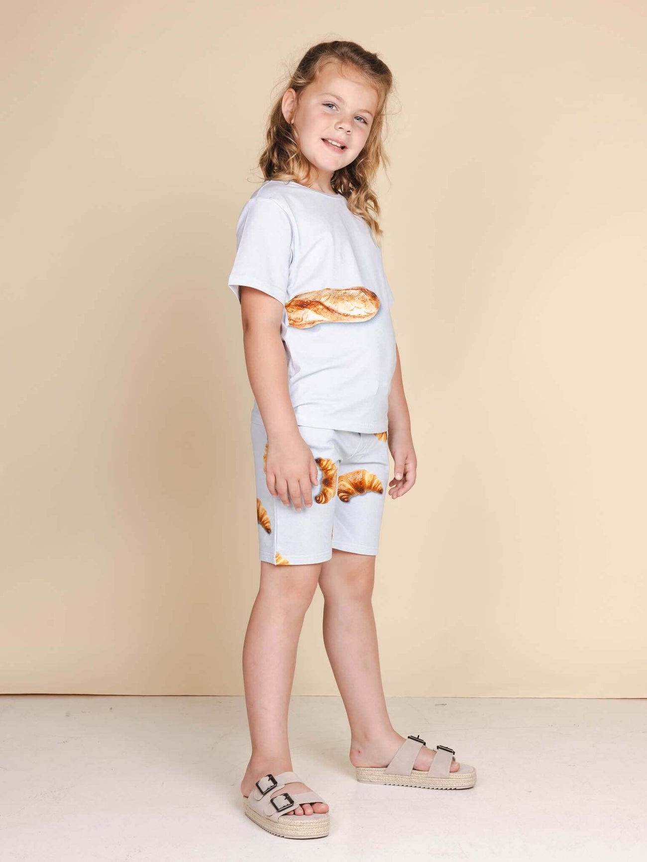 Kind in SNURK Baguette T-shirt Kids met stokbroodje, zachte biologische katoen, GOTS gecertificeerd.