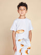 SNURK Baguette T-shirt Kids model met stokbroodje op de arm, relaxte fit en zachte biologische katoen.
