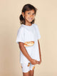 Kind in SNURK Baguette T-shirt Kids met stokbroodje op de voorkant, gemaakt van biologische katoen.