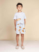 Jongen in SNURK Baguette T-shirt Kids met stokbroodje en korte broek, ideaal voor kinderen.