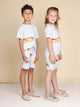 Kinderen in SNURK Baguette T-shirt Kids met stokbroodjes op hun kleding, klaar om te spelen.