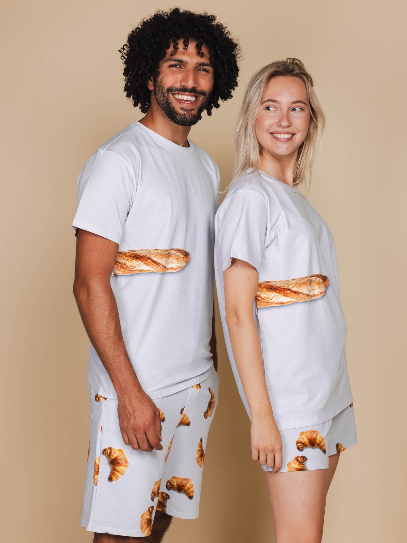 SNURK Baguette T-shirt Unisex, unisex model met stokbroodje op zij, casual stijl, biologisch katoen.