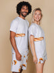 SNURK Baguette T-shirt Unisex, unisex model met stokbroodje op zij, casual stijl, biologisch katoen.